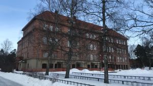 Ristikari skolfastighet består av 3000 kvadratmeter yta. Den äldsta delen byggdes år 1928. Fastigheten har grundsanerats flera gånger. Nedlagda Ristikari skola i Jakobstad.