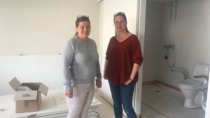 Föreståndaren på Mariahemmet, Carina Kackur och kanslisten Maria Raitanen. Föreståndaren på Mariahemmet, Carina Kackur och kanslisten Maria Raitanen