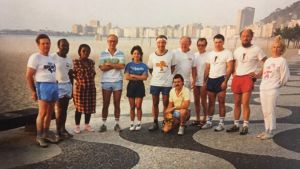 Pär Stenbäck firade med en löptur efter att han valdes till generalsekreterare för Internationella Rödakorsfederationen. I Rio de Janeiro 1988. Pär Stenbäck efter en springtur i Rio de Janeiro med andra från Röda Korset.