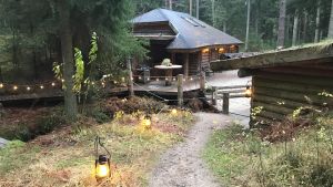 Skogsbyn vid Storfinnhova gård erbjuder en möjlighet att njuta av stillheten, vilket många finländare uppskattar på sina resor. Stockusi i Storfinnhova gårds skogsby