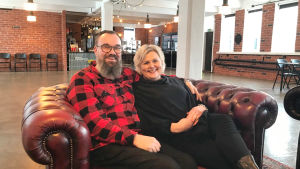 Harri och Marjo Höglund är öppna för olika idéer i sin festlokal. Harri och Marjo Höglund sitter i sin festlokal