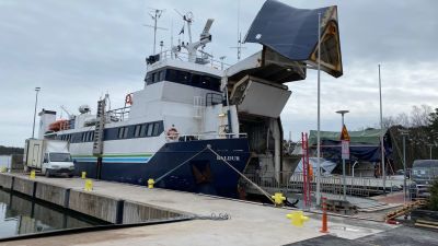 Förbindelsebåten M/S Baldur vid Nagu hamn.