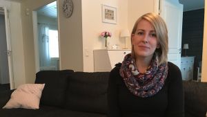 - Vändningsförsöket var inte speciellt smärtsamt eller jobbigt, minns Camilla Järvinen. Hon rekommenderar andra mammor med barn i sätesläge att läsa in sig på alternativen. Är man osäker är det kanske bättre med snitt men jag var bergsäker på mitt val, säger hon. Camilla Järvinen sitter i soffan.
