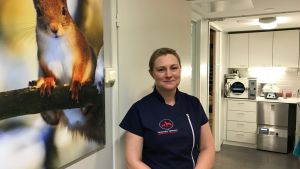Vanligtvis går julen riktigt fint och alla får fira jul på bästa sätt utan bekymmer, menar veterinär Erica Malm på Västkustens djurklinik. Erica Malm i klinikens korridor.