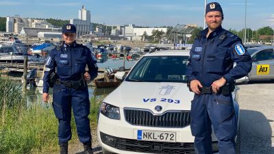 Två Poliser vid en båthamn.