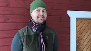 Verksamhetsledaren Joonas Turtonen ser höjningen av alkoholhalten som ett dråpslag för folkhälsan Joonas Turtonen mot röd husvägg utomhus.