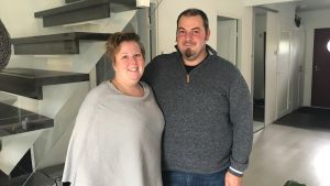 För Åsa Pettersson var det en självklarhet med adoption medan Martin Pettersson behövde mera tid för att komma fram till ett beslut. Nu skulle de inte tveka att gå in i en ny process för att få ett syskon till Denzel. Åsa och Martin Pettersson tillsammans.
