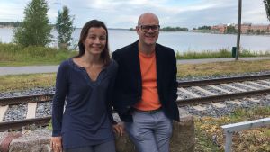 Pia Simons och Marko Koski upplever att syskongrälen blir bättre vartefter barnen blir äldre. Värst var det då barnen var mellan 3 och 10 år berättar de. Pia Simons och Marko Koski tillsammans vid en stenmur.