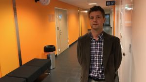 Jan Olme är överläkare i barnneurologi vid Vasa Centralsjukhus. Jan Olme i sjukhusets korridor.