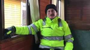 Anders Järvenpää bänkar sig i en andraklasskupé vid Minkiö station. Anders Järvenpää sitter i en gammal tågkupé