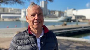 Erland Mattsson tror att framtiden finns hos de mindre företagen. Äldre man framför industriområde.