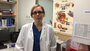 Specialiserande ögonläkare Emma Brusquini säger att solglasögon av dålig kvalitet gör mera skada än nytta. Ögonläkare Emma Brusquini vid sitt skrivbord.