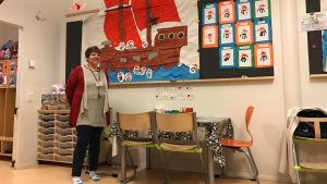 Susanne Esselström och Björnboets populära piratskepp. Susanne Esselström framför daghemmets populära piratskepp.