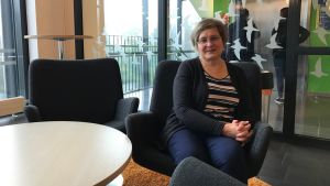 Alice Backström betonar betydelsen av den individfokuserade handledningen. Alice Backstöm sitter på en stol och tittar mot kameran.