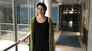 - Vi måste konkretisera vilket beteende som är okej och vilket som inte är det, säger hälsovårdare och sexualrådgivare Teresa Backas. Teresa Backas i en korridor på Yle.