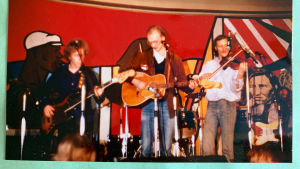 Hande Nurmio esiintyy Mayflower-yhtyeen kanssa Helsingin laulufestivaalien klubilla Bottalla 1977.