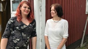 - Förr hade du alltid hatt och kort hår, nu har du rött långt hår och är en riktig primadonna, säger Camilla om Jessica. Jessica och Camilla Wiklund framför uthusets dörr.