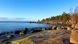 Ett av Altios privata foton från Varlaxudden då den är som vackrast. Varlaxuddens blåa himmel och hav i solnedgången.