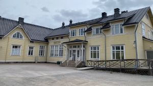 Familjecentret har funnits i Ankarhuset sedan år 2009. Gult gammalt trähus.