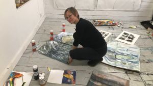 Pia Rousku brinner för det abstrakta målandet och låter sig inspireras av skärgården. Pia Rousku breder ut sina målningar på sittateljégolv
