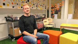Tobias Björkskog är projektledare och hoppas på en successtory i labbet. Tobias Björkskog på en stol i labbet.