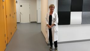 Maria Backström i en korridor på sjukhuset.