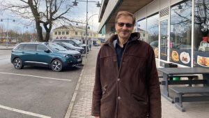 Staffan Sundström har kommit i kontakt med flera företagare som känner sig orättvist behandlade. Man vid en gata.