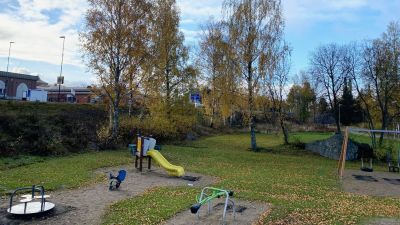 Lekplats, i bakgrunden Smedsby centrum.