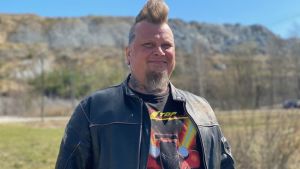 Christian Lagerroos stöder gärna de lokala företagen i staden. Man vid industriområdet i Pargas.