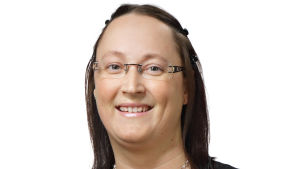 Eva-Maria Strömsholm var 27 år gammal när hon drabbades av cancer. Det tog flera år innan behandlingarna var över, men att återgå till livet som det var innan upplevde hon var svårare än vad hon hade trott. Porträtt på kvinna med mörkt hår