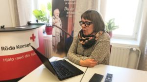 Siw Karlsson är glad för att den virtuella kontakten fungerar som ett botemedel mot ensamheten. Siw Karlsson sitter vid en datot