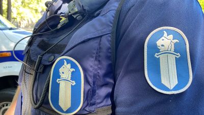 lähikuva poliisin virka-asusta