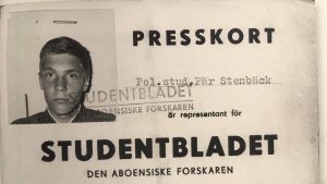 På Studentbladet inledde Pär Stenbäck sin journalistiska karriär, under vilken han hann jobba med tidning, radio och tv. Mellan åren 1966-1970 var han nyhetsuppläsare för de finlandssvenska tv-nyheterna. Efter en tid lockade politiken mer än journalistiken. Pär Stenbäcks presskort från tiden på studentbladet