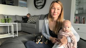 Dottern Astrid bestämde sig för att komma till världen innan Maria Thors hade koll på hur det skulle gå till. Maria Thors med dottern Astrid i famnen.