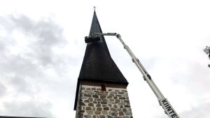 Tjärning pågår av Pedersöre kyrkas tak.