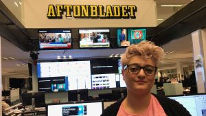 Nivette Dawod har jobbat som journalist i tio år. Hon upplever att hon har blivit bemött på ett annat sätt än sina manliga kollegor för att hon är kvinna och invandrare. Porträttbild på utrikesreportern Nivette Dawod, datorer och skärmar i bakgrunden och en stor Aftonbladet-logo.