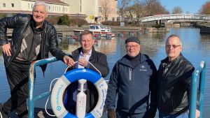 Tio nya livbojar ska placeras ut längs med Sundet. Från vänster Folke Pahlman, Kristian Nygrén (vd för försäkringsbolaget som donerade livbojarna), Ralf Juslin och Johan Fröberg (anställd på försäkringsbolaget och medlem i Pro Kyrksundet). Män vid Sundet i Pargas.