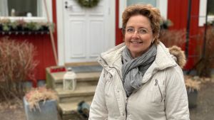Susanne Nyman tycker att det är frustrerande att planera läger, när man samtidigt inte vet om de kommer gå att genomföra. Kvinna framför ett rött hus.