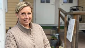 Terhi Pilke är nöjd med samarbetet med staden. Kvinna vid ett gult trähus i Korpo.