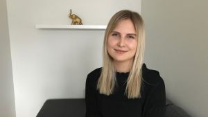 - Med vänner och följare på sociala medier är jag inte strikt, men när det gäller appar och notiser från sociala medier har jag mera strikta inställningar, säger Carp. Jennifer Carp i sitt hem.