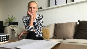 Ella Vahtiala med anteckningarna från hembesöken. Ella Vahtiala med hennes anteckningar från hembesöken.