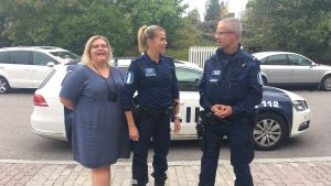 Anniina Tourunen, Michela Söderström och Niklas Kråknäs jobbar alla på olika sätt med sociala medier i sitt polisarbete Tre poliser i Helsingfors.