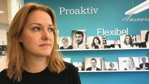 Det är jättesvårt att komma åt problemet, eftersom det inte bara är ett branschfenomen, utan ett samhällsfenomen. Det är något vi har levt med hela vårt liv, säger Kajsa Hessel, vd på Projektgaranti. Porträttbild på Kajsa Hessel, vd för Projektgaranti.