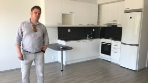 Teppo Riski är fastighetschef för A-bolagen i Borgå. en man står i en nybyggd studielägenhet