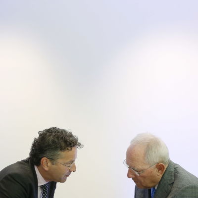 Eurogruppens ordförande Jeroen Dijsselbloem (till vänster) och Tysklands finansminister Wolfgang Schäuble vid eurogruppens möte i Luxemburg den 15 juni 2017.
