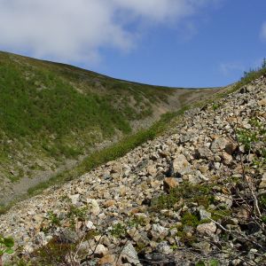 syvä kuru tunturin rinteessä, kivikkoa