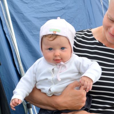 3 kk Isla äitinsä Vuokko Hatulan sylissä suviseuroissa