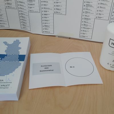 kuntavaalit 2021 ennakkoäänestys äänestyslipuke äänestyskoppi ehdokasluettelo helsinki stoa itäkeskus