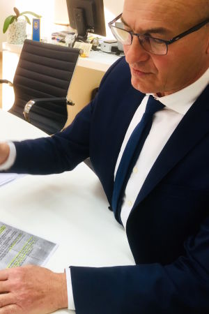 Vili Bassanese visar ihärdigt gamla kartor och dokument för att övertyga mig om att Kroatien har blivit förfördelat. Den kroatiska staden Umags borgmästare Vili Bassanese.