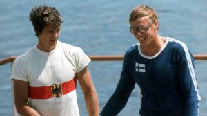 Pertti Karppinen, här med sin nemesis Peter-Michael Kolbe, är vid sidan av Paavo Nurmi och Veikko Hakulinen enda finländare med guld i tre OS. Pertti Karppinen och Peter Kolbe, OS 1976.